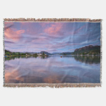 Dusk Himmel reflektioner om Loch Carron