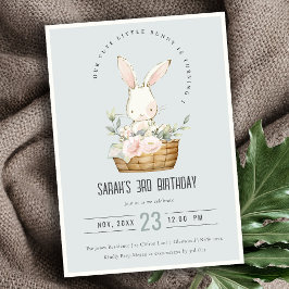 Dusky Blue Bunny i Blommigt Basket Barns födelseda Inbjudningar