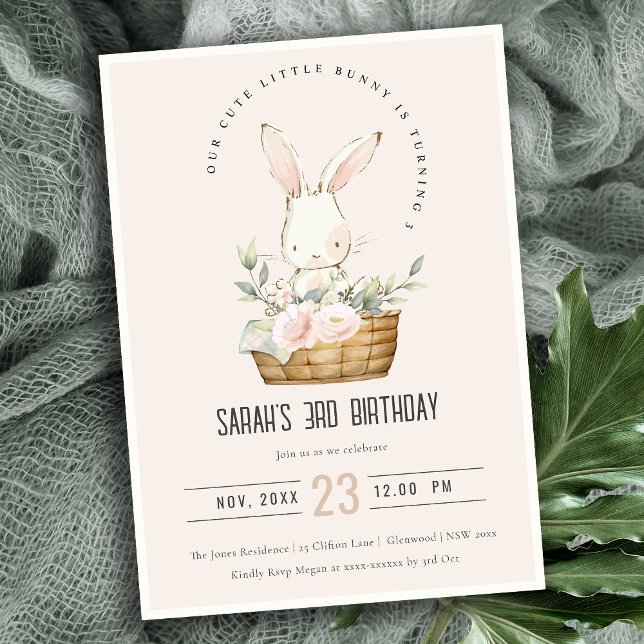 Dusky  Bunny i Blommigt Basket Barns födelsedag Inbjudningar (Skapare uppladdad)