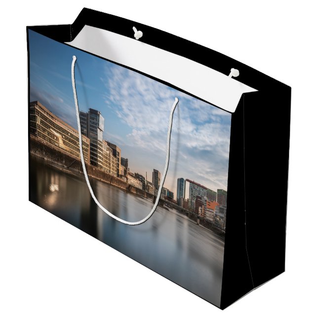 Düsseldorf Tyskland (Baksidan Vinklad)