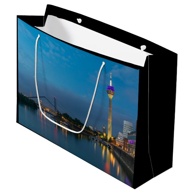 Düsseldorf Tyskland (Framsidan Vinklad)