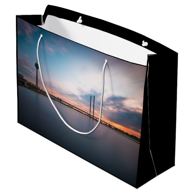 Düsseldorf Tyskland (Baksidan Vinklad)