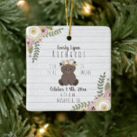 Dusty Blommigt Bear Unge Flicka Birgstat Julgransprydnad Keramik<br><div class="desc">Grått-trä inspirerade bakgrunden med illustration av en baby-björn som bär en blomma krona. Blommor överst till lämnad och grund höger. Anpassa den svarta texten till baby namn,  vikt,  längd,  datum,  tid och födelseort.</div>