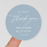 Dusty Blue A Sweet Tack Wedding Favor Runt Klistermärke<br><div class="desc">Dusty Blue A Sweet Tack Wedor Favor Stickers</div>
