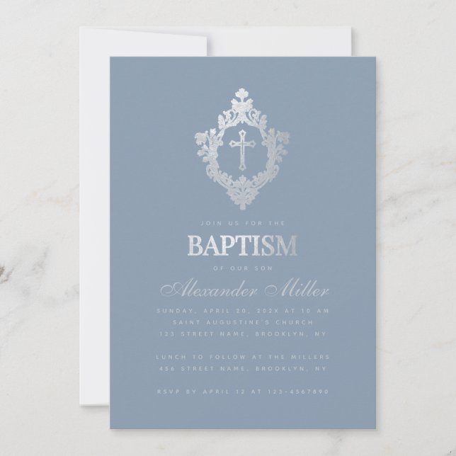 Dusty Blue Baptism Elegant Faux Silver Vapensköld  Inbjudningar (Framsida)