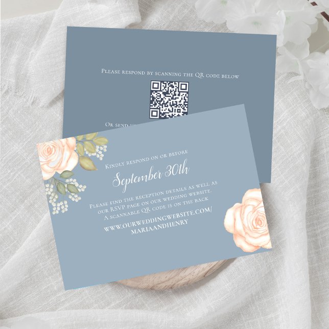 Dusty Blue Blommigt Bröllop OSA QR-kod Kort (Dusty blue Wedding RSVP card with a scannable QR code template. )