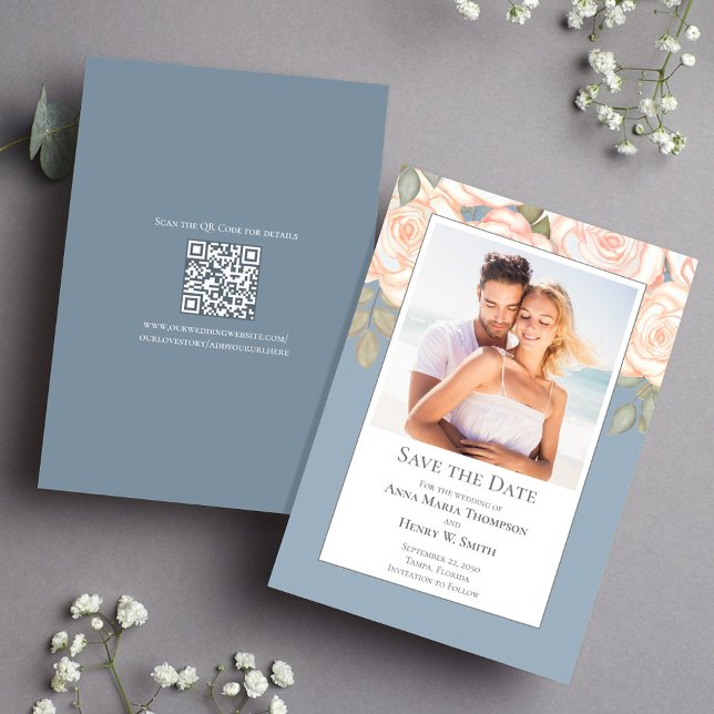 Dusty Blue Blommigt Bröllop spara datum Photo Spara Datumet (Dusty Blue floral save the date photo card with a scannable QR code. )