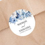 Dusty Blue Blommigt Flowers Garden Wedding Wedding Runt Klistermärke<br><div class="desc">Det här är Dusty Blue Blommigt Flowers Garden Wedding Party Favor Stickers!</div>