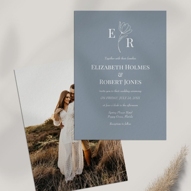 Dusty Blue Blommigt Monogram Anpassningsbar Photo  Inbjudningar (Dusty Blue Floral Monogram Custom Photo Wedding Invitation on white table with dry wildflower.)