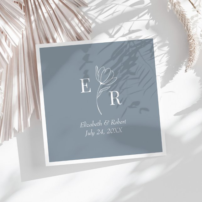 Dusty Blue Blommigt Monogram Bröllop Pappersservett (Dusty Blue Floral Monogram Wedding Napkins on a sunny white table.)