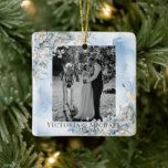 Dusty Blue Blommigt Photo Watercolor Bröllop Julgransprydnad Keramik<br><div class="desc">Elegant dammblått och elfenbensfärgat ro med mjuka vattenfärger i detta viktiga ornament. Anpassa genom att lägga till ditt foto,  namn. Lägg till ditt personliga foto och namn.</div>