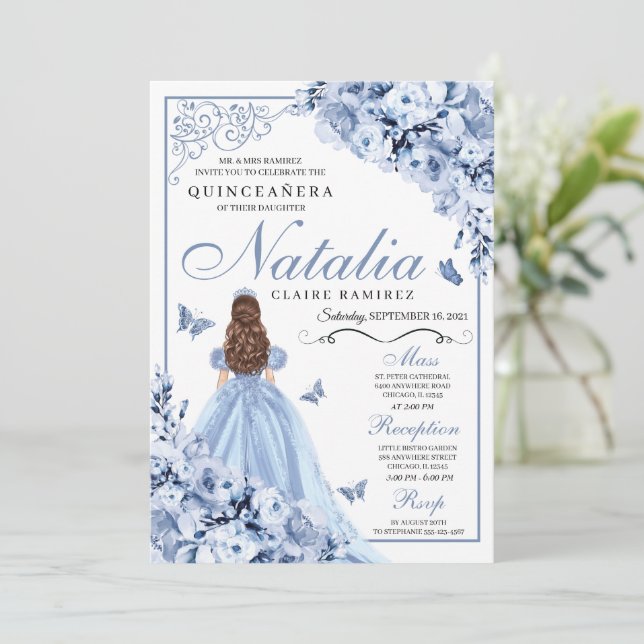 Dusty Blue Blommigt Quinceanera Birthday-inbjudan Inbjudningar (Stående Fram)