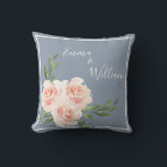 Dusty Blue Blommigt Romantic Namn Script Bröllop Kudde<br><div class="desc">Dusty blue,  bakgrund med  vattenfärgblommor i rosa. Elegant. En vacker keepy att minnas din speciella dag. Ert namn gör det extra speciellt. Påminnelse: Zazzle garanterar 100 % kundservice och kundtillfredsställelse.</div>