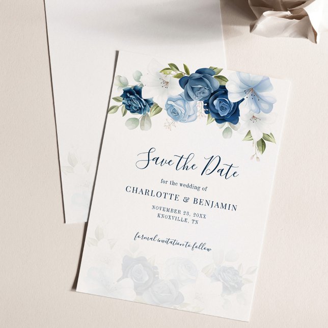 Dusty Blue Blommigt Script Botanical Bröllop Spara Datumet (Dusty Blue Floral Wedding Save the Date Card)