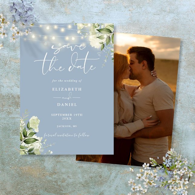 Dusty Blue Blommigt String Ljus Photo Bröllop Spara Datumet (Dusty Blue Floral String Lights Photo Wedding Save The Date)