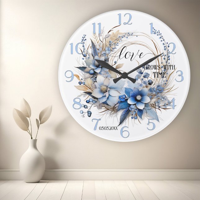 Dusty Blue Blommigt Watercolor Kärlek Rund Klocka (Wall clock showing a watercolor illustration of flowers in dusty blue and tan - wedding gift - love)