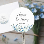 Dusty Blue Boho Wildblommor Couppes Namn Bröllop Runt Klistermärke<br><div class="desc">De här enkla men vackra bohos-chicens bröllopsmärken är utmärkande för parets och bröllop-datumets namn med en gräns av dammig blått lin eller snäckblommor. Namn skrivs ut i elegantens moderna skriptbokstäver. Perfekt som kuvertförsegling eller favärdesmärkning.</div>
