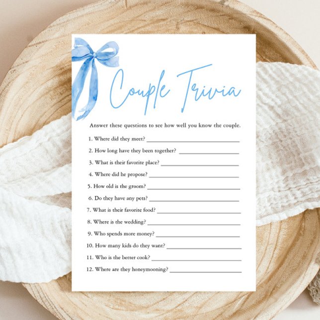 Dusty Blue Bow Couple Trivia Bröllopsduschspel  Inbjudningar (Modern Blue Bow Ribbon Coquette Couple Trivia Bridal Shower Game She's Tying the Knot Bridal Shower)