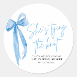 Dusty Blue Bow Hon förlovar sig - Brudtjejbrunch Runt Klistermärke
