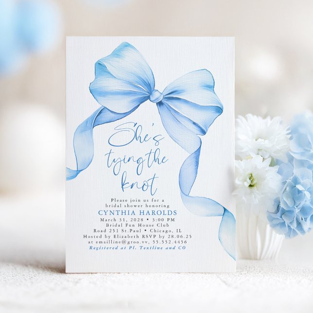 Dusty Blue Bow Hon Gifter sig Möhippa Inbjudningar (Blue Bow Bridal Shower Invitation She's Tying The Knot)