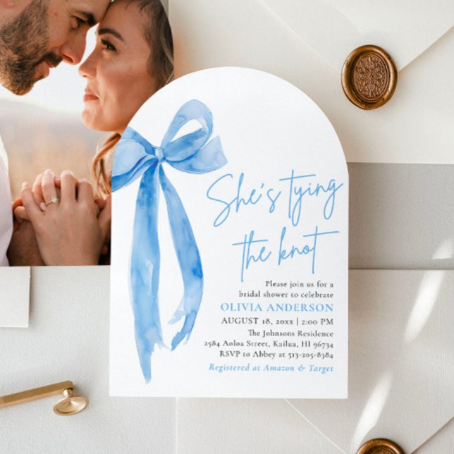 Dusty Blue Bow Hon Gifter sig Möhippa Inbjudningar (Modern Watercolor Dusty Blue Bow She's Tying the Knot Bridal Shower Invitation )