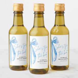 Dusty Blue Bow Hon Gifter sig Möhippa Vinetikett