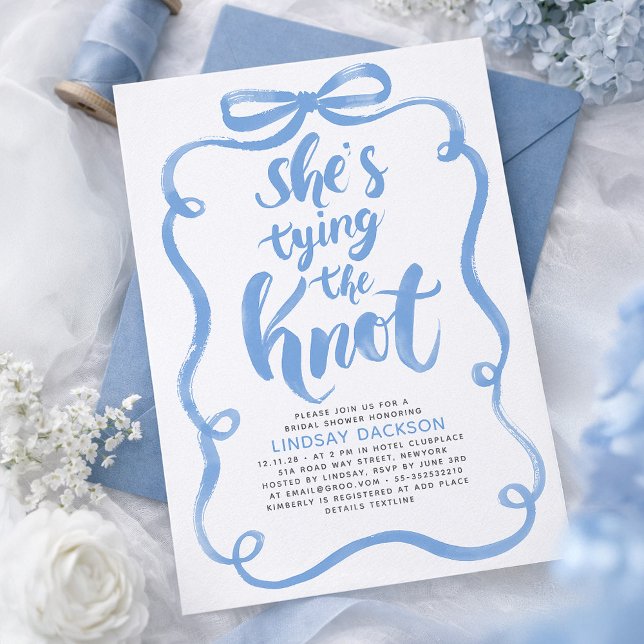 Dusty Blue Bow She's Tying The Knot Bridal Shower Inbjudningar (Dusty Blue Bow Whimsical Bridal Shower Invitation She's Tying The Knot)