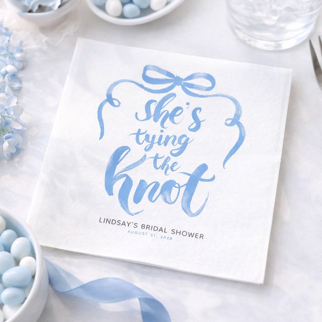 Dusty Blue Bow She's Tying the Knot Bröllopsdusch Pappersservett (Dusty Blue Bow Whimsical Bridal Shower Napkins She's Tying The Knot)