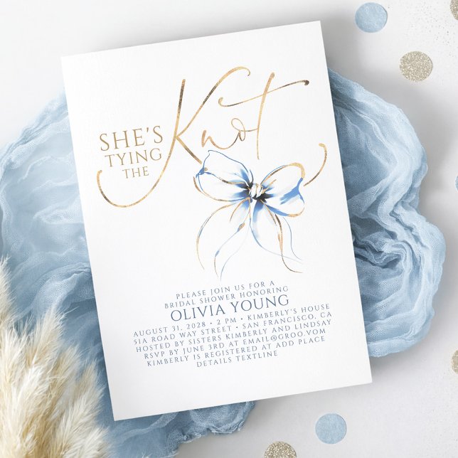Dusty Blue Bow She's Tying The Knot Bröllopsfest Inbjudningar (Dusty Blue Bow Bridal Shower Invitation Romantic Elegant Calligraphy with French Vintage Ribbon)