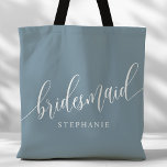 Dusty Blue Bridesmaid Modern Script Tygkasse<br><div class="desc">Visa din uppskattning för brudens sida med den här snyggten dammiga blå bruden i väskan. Den här väskan är både praktisk och elegant med dagens skript och anpassade med ditt brudgumms namn. Den mjuka utformningen av färg och chic gör det till en perfekt att bära med sig bröllopsdagar eller vardagsföremål....</div>