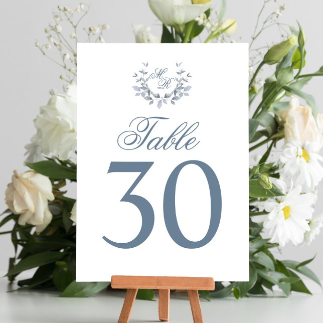 Dusty Blue Bröllop Bordsnummer Monogram Motif (Elegant dusty blue wedding table number card.)