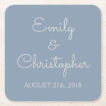 Dusty Blue Bröllop eller Reception Simple Underläg Underlägg Papper Kvadrat<br><div class="desc">Dusty Blue och White personligt bröllp eller middag och drinkdryckor. Texten i den dammiga blå underläggen och eleganten kan uppdateras och anpassas med ditt namn och bröllop-datum.</div>