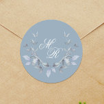 Dusty Blue Bröllop Monogram Anpassningsbar Runt Klistermärke<br><div class="desc">Med den här elegant bröllop-dekalen i romantisk dammblått tillför du dina detaljer om bröllop en förfinad beröring. Designat med ett enkelt men tidlöst monogram, har det ett monogrammat initialer av bruden och trippen, perfekt för försegling av höljen eller märkningsfördelar. Perfekt för klassiska och rustiska bröllop-teman, den här mångsidiga dubblan på...</div>