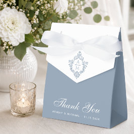 Dusty Blue Bröllopskamé Monogram Vit Tack Presentaskar