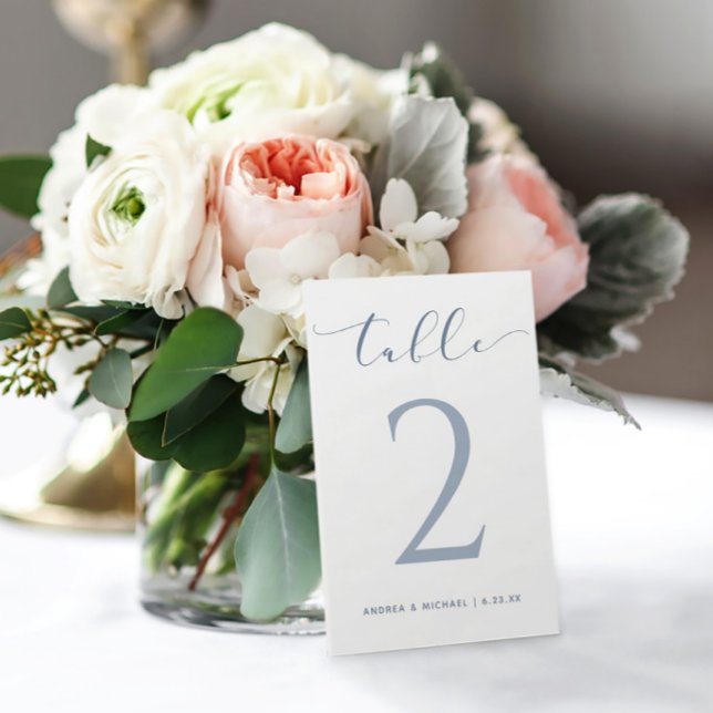 Dusty Blue Calligraphy Bouncy Modern Bröllop Bordsnummer (Dusty Blue 3.5x5 table numbers)