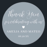 Dusty Blue Calligraphy Bröllop Tack Favor Runt Klistermärke<br><div class="desc">Perfekten är något att försegla din bröllopsaffär eller tackkort. Tack-känslan är skriven i ett spelande skriptteckensnitt,  och ditt namn och bröllop-datum finns i en klassisk serif-text. Ett sött hjärta skiljer dem åt. Det här objektet är en del av Eleganten Minimalist Bröllop Stationery Suite.</div>