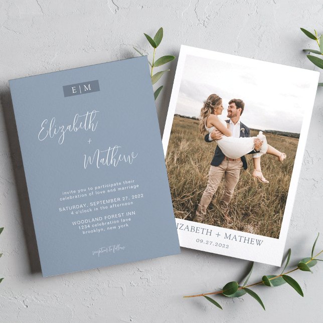 Dusty Blue Calligraphy Monogram Photo Bröllop Inbjudningar (Skapare uppladdad)