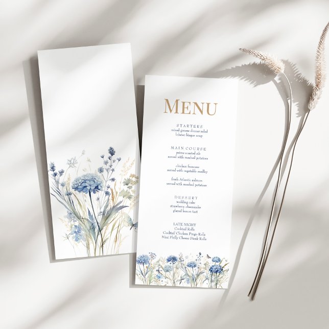 Dusty Blue Champagne Hortensia Bröllopsmeny Meny (French Blue Wildflower Meadow Wedding Menu Card on a sunny white table with dry botanical.)