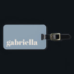 Dusty Blue Chic Bold Typography Personlig Namn Bagagebricka<br><div class="desc">Resa i stil med den här personligen bagagetaggen som har en modern minimalistisk utformning. Eleganten serif namn står ut mot en böjd blå bakgrund som skapar en chic och ett tidlöst utseende. Perfekt för resenärer som reser ofta, professioneller i företag, studenter och semesterfirare som lätt vill identifiera sina säckar. Baksidan...</div>