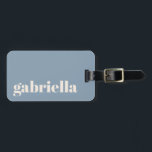 Dusty Blue Chic Bold Typography Personlig Namn Bagagebricka<br><div class="desc">Resa i stil med den här personligen bagagetaggen som har en modern minimalistisk utformning. Eleganten serif namn står ut mot en böjd blå bakgrund som skapar en chic och ett tidlöst utseende. Perfekt för resenärer som reser ofta, professioneller i företag, studenter och semesterfirare som lätt vill identifiera sina säckar. Baksidan...</div>
