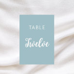 Dusty Blue Classic script bröllop Bordsnummer<br><div class="desc">En dammig blå bakgrund,  vit text. Anpassa och lägga till bordsnumren. Lägg till dina nummer en efter en.</div>