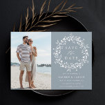 Dusty Blue Elegant Boho Wildblomma Bröllop Photo Spara Datumet<br><div class="desc">Med det här elegant bröllop sparar du datumkortet med dina foton och par initialer på baksidan. Om du vill ha en mer avancerad anpassning av den här designen klickar du på BLUE DESIGN VERKTYG ovan!</div>