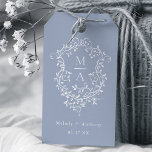 Dusty Blue Elegant Fransk Blommigt Vapensköld Bröl Presentetikett<br><div class="desc">Klassisk Fransk som segrare för bröllop-presentens blåa blommigt-märkre. Om du vill ha en mer avancerad anpassning av den här designen klickar du på knappen DESIGN VERKTYG ovan!</div>