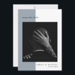 Dusty Blue Elegant Photo Spara datuminbjudan Spara Datumet<br><div class="desc">Dessa minimalister och elegant bröllop sparar datumkorten med modern svart text på en dammig blå och vit bakgrund,  med ditt personliga foto. Ett enkelt och snyggt utseende,  med en romantisk illustration på baksidan.</div>