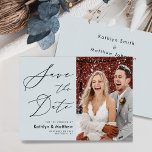 Dusty Blue Elegant Script Minimalist Bröllop Spara Datumet<br><div class="desc">Dusty Blue Elegant Script Modern Photo Minimalist Bröllop spara datum-inbjudningskort. Låt er familj, vänner och kolleger veta att ni har fastställt ett datum för ert bröllop firande med detta elegant, snyggt och det moderna bröllop spara datum-inbjudan. Alla texterna är i förväg ordnade så att du enkelt och snabbt kan anpassa...</div>