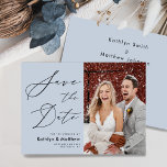 Dusty Blue Elegant Script Modern Photo Bröllop Spara Datumet<br><div class="desc">Dusty Blue Elegant Script Modern Photo Minimalist Bröllop spara datum-inbjudningskort. Låt er familj, vänner och kolleger veta att ni har fastställt ett datum för ert bröllop firande med detta elegant, snyggt och det moderna bröllop spara datum-inbjudan. Alla texterna är i förväg ordnade så att du enkelt och snabbt kan anpassa...</div>