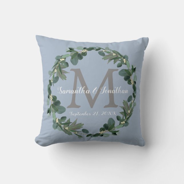 Dusty Blue Eucalyptus Monogram Bröllop Keepsaky Kudde (Framsida)