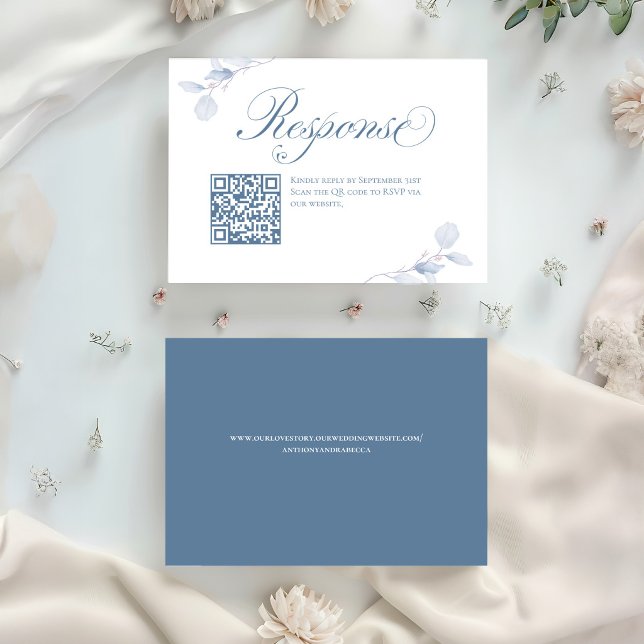 Dusty Blue Floral QR Code Wedding RSVP OSA Kort (Dusty blue floral wedding RSVP card with QR code and elegant calligraphy script)