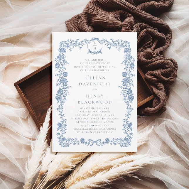 Dusty Blue Fransk Toile Blommigt Bow Forme Bröllop Inbjudningar (dusty blue wedding invitation vintage garden french toile elegant formal duogram wreath bow roses)