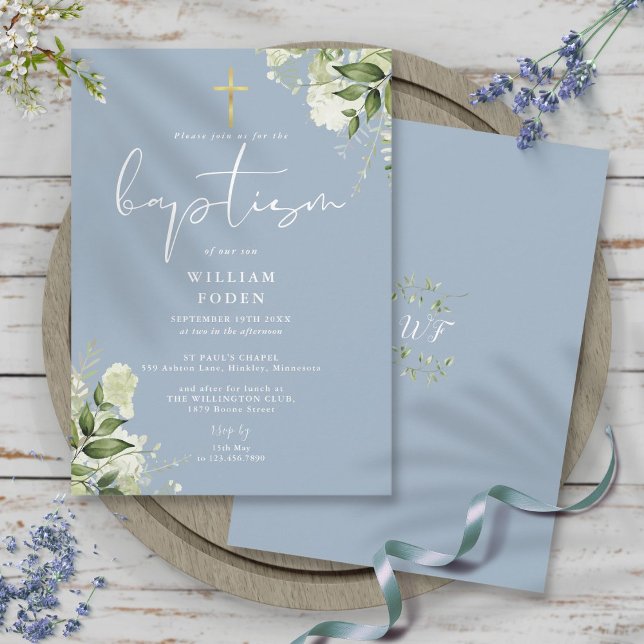 Dusty Blue Greenery Blommigt Monogram Baptism Inbjudningar (Dusty Blue Greenery Floral Monogram Baptism Invitation)